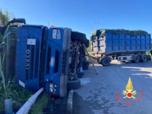 Incidente sulla SS106, autotreno si ribalta: traffico rallentato 52 b1ec366f 634f 4331 ad4b 47f3eab68645