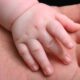 Cosenza: bimba di 20 mesi con malattia genetica rara, INPS 'declassa' la 104: famiglia pronta al ricorso 68 bimba mano papà