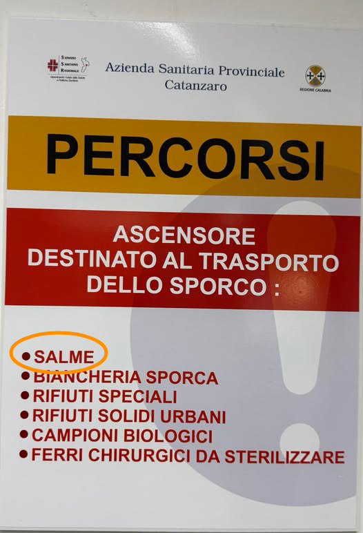 Ospedale di Lamezia, cartello shock: le salme accostate ai “rifiuti sporchi” 52 cartello ospedale lamezia 'salme'
