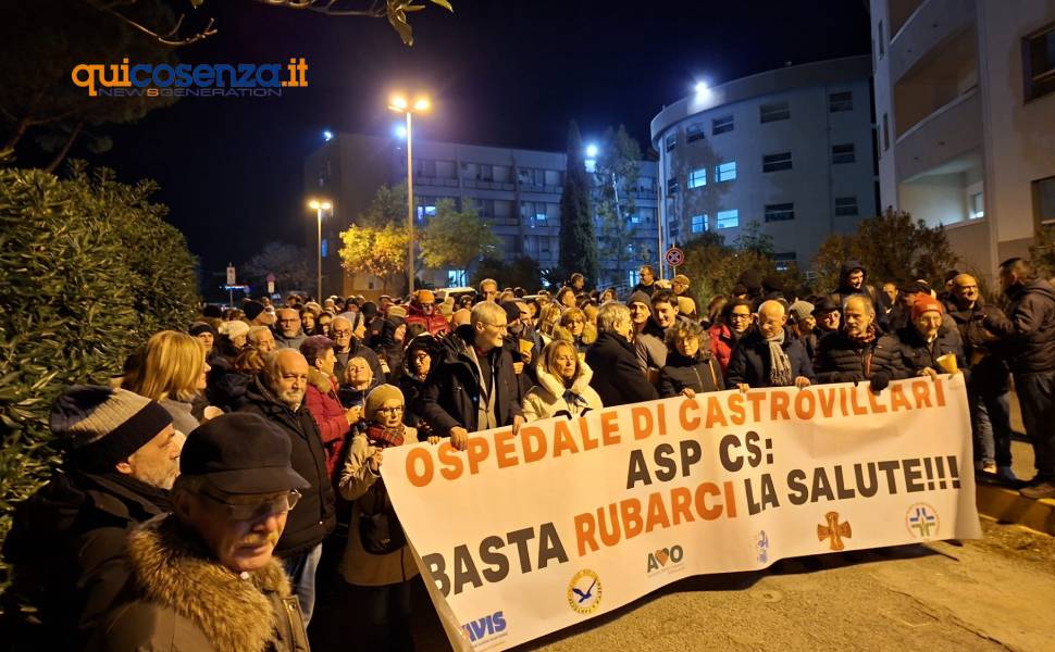 Fiaccolata a Castrovillari per difendere l’ospedale: «basta rubarci la salute» 52 castrovillari fiaccolata ospedale 01