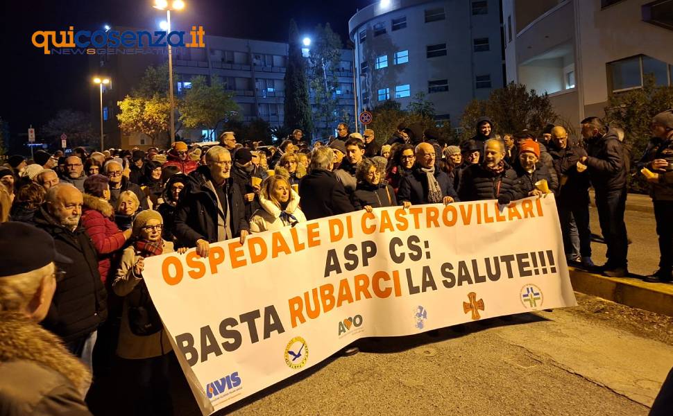 Fiaccolata a Castrovillari per difendere l’ospedale: «basta rubarci la salute» 53 castrovillari fiaccolata ospedale 03