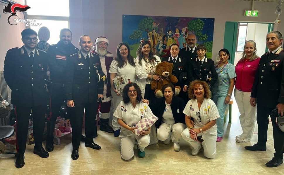 Cetraro, in ospedale Babbo Natale arriva scortato dai Carabinieri e porta doni per i piccoli guerrieri 52 Cetraro Babbo Natale