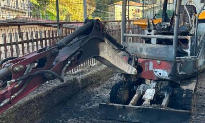 escavatore incendiato