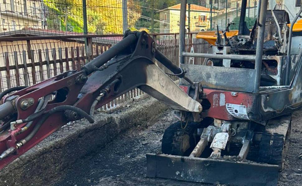 escavatore incendiato