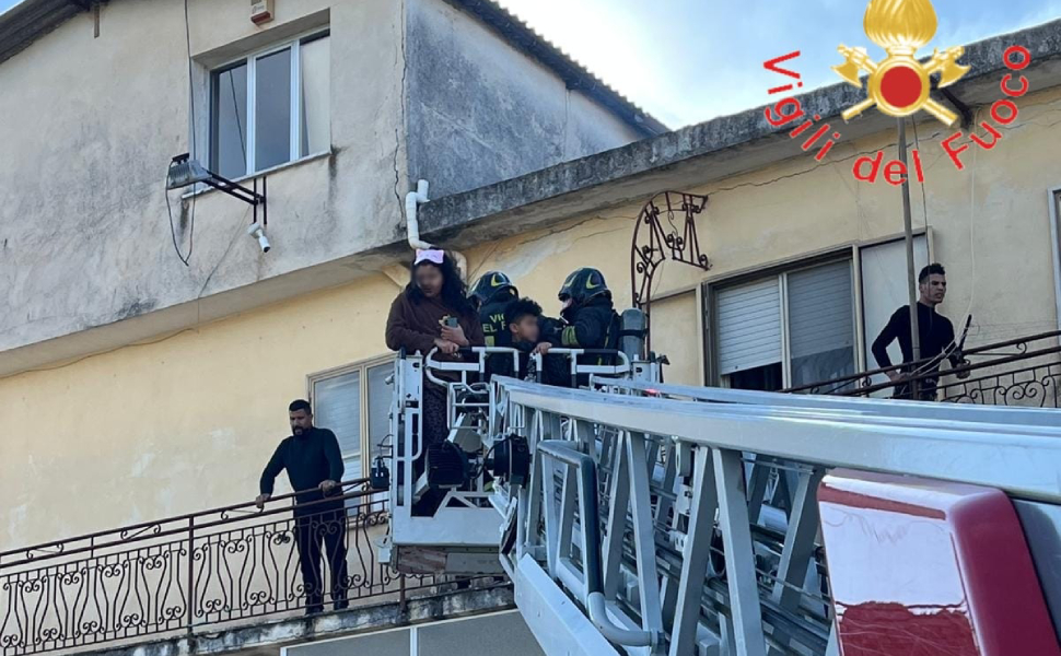 Incendio divampa in un deposito commerciale: evacuate famiglie, bambini e una donna disabile 51 incendio deposito commerciale lamezia 02