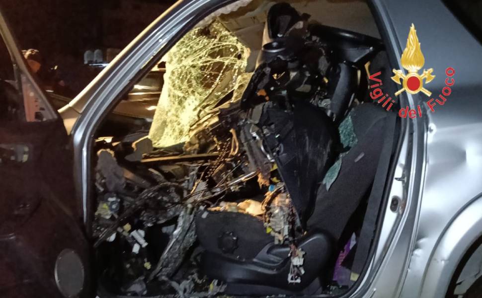 Ennesimo incidente sulla Statale 106: ferita coppia coniugi, l'uomo estratto dalle lamiere 52 incidente 106 2