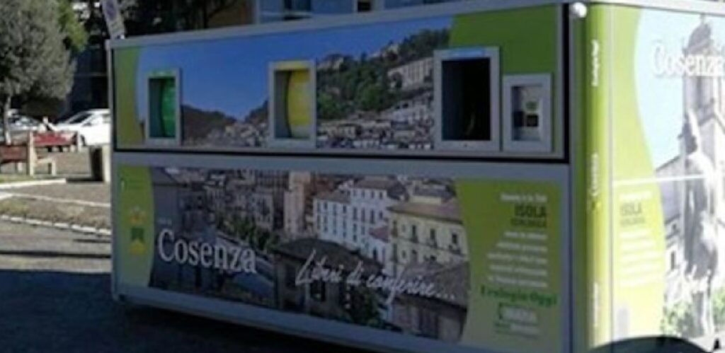 Raccolta differenziata 2.0: a Cosenza arrivano 10 nuove ecoisole high-tech 52 isola-ecologica