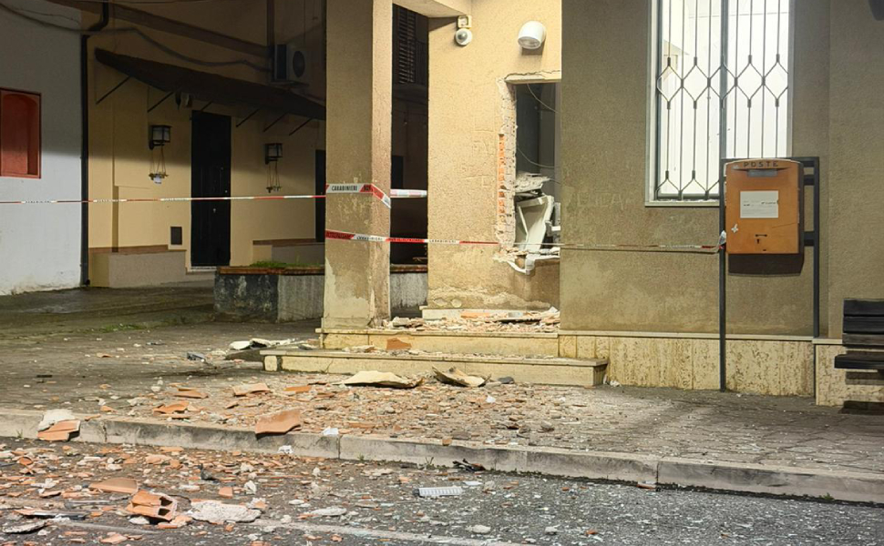 Esplosivo per far saltare l'Atm di Lauropoli, ma il bottino potrebbe essere inutilizzabile 53 lauropoli assalto ufficio postale atm 04