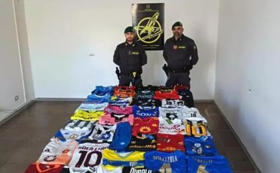 Vendeva online maglie false delle grandi squadre di calcio, scatta il sequestro 51 maglie-calcio-taroccate