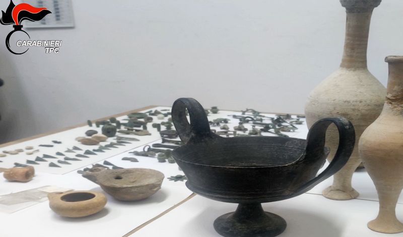Traffico di reperti tra Calabria e Sicilia: colpo all’impero dei tombaroli legati alla ’Ndrangheta 51 reperti-archeologici-trafugati
