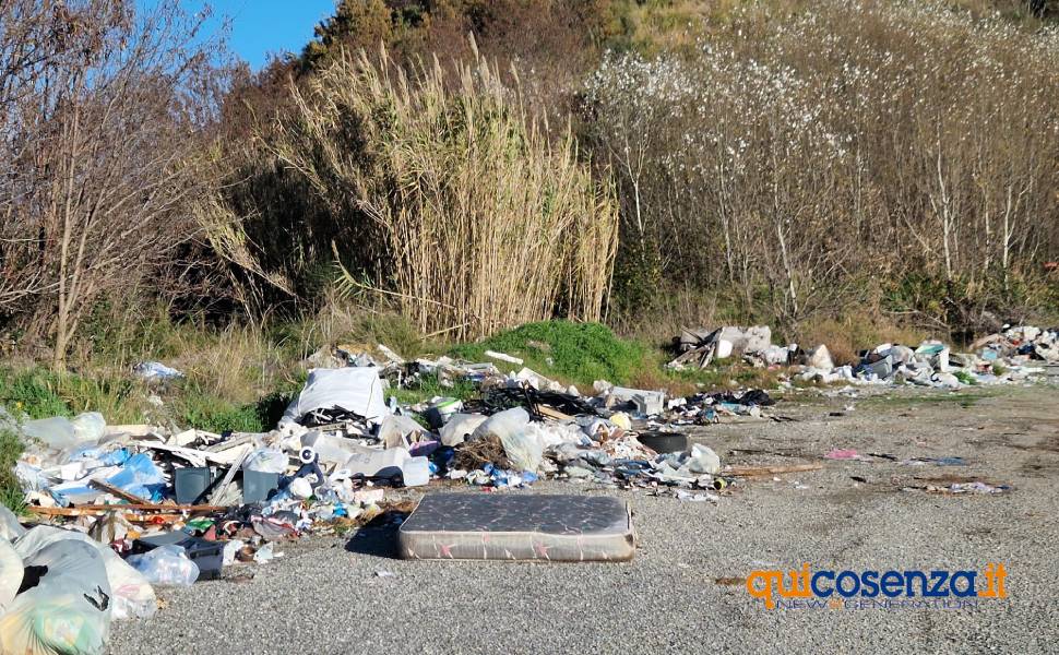 Abbandono illecito di rifiuti san fili 03