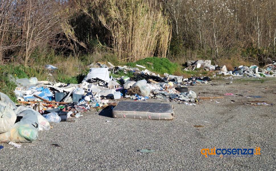 Discarica a cielo aperto sulla Statale 107: uno scempio ambientale di fronte all’ingresso per San Fili 57 rifiuti discarica san fili 04