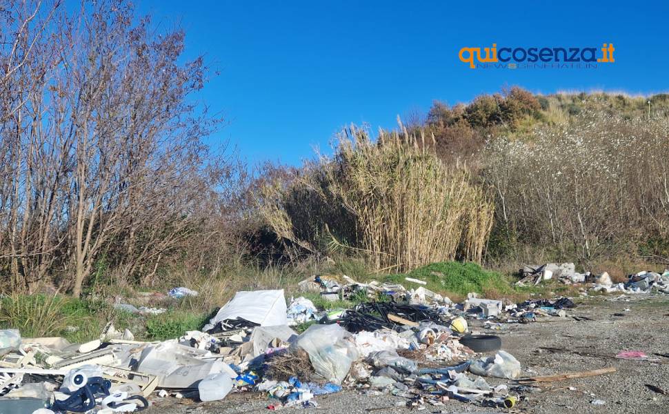 Discarica a cielo aperto sulla Statale 107: uno scempio ambientale di fronte all’ingresso per San Fili 56 rifiuti discarica san fili 05