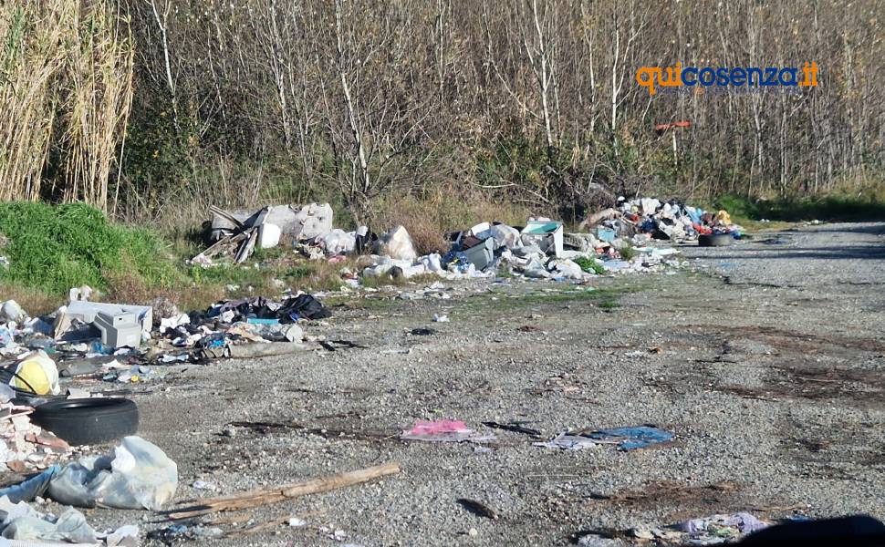 Discarica a cielo aperto sulla Statale 107: uno scempio ambientale di fronte all’ingresso per San Fili 55 rifiuti discarica san fili 08