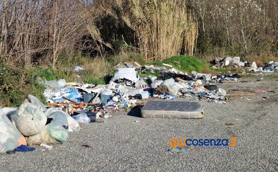 Discarica a cielo aperto sulla Statale 107: uno scempio ambientale di fronte all’ingresso per San Fili 54 rifiuti discarica san fili 09