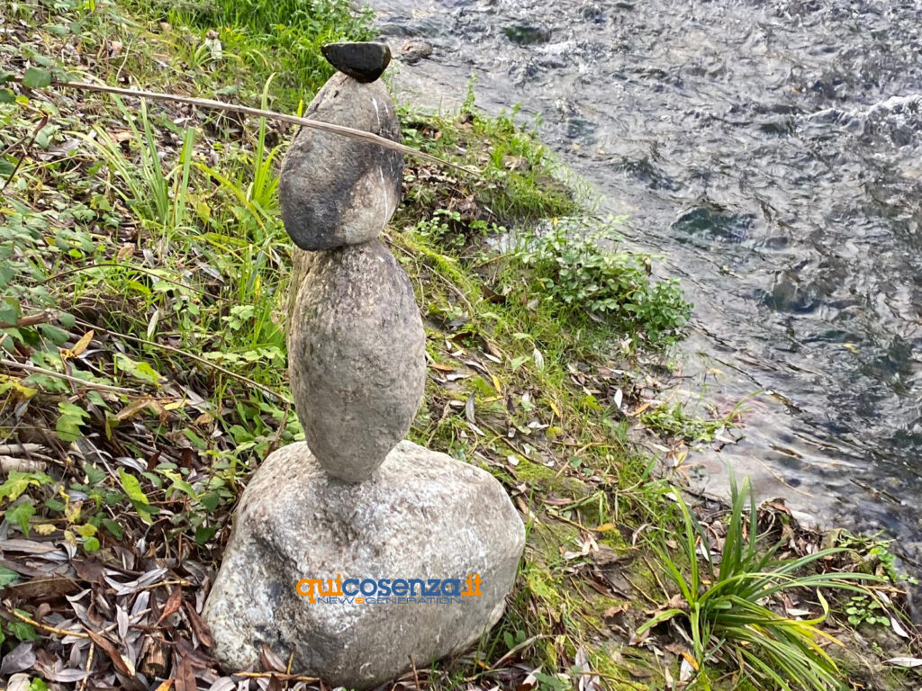 Stone Balance, l’arte che sfida la gravità: le opere di Massimo Cutrì approdano a Cosenza 52 stone balance cosenza 2