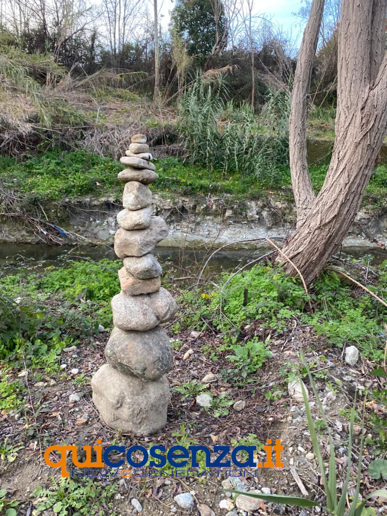 Stone Balance, l’arte che sfida la gravità: le opere di Massimo Cutrì approdano a Cosenza 53 stone balance cosenza 3