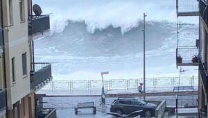 Ciclone Harry provoca gravi danni a Catanzaro Lido, mobilitazione degli ultrà del Cosenza: al via raccolta fondi 52 Ciclone Harry Mareggiata onda