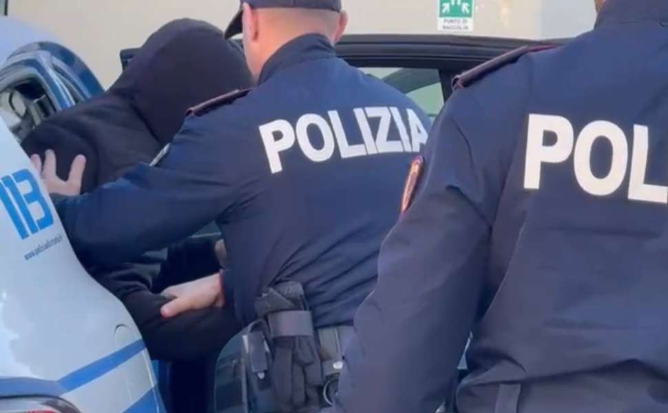 Abusi polizia arresto