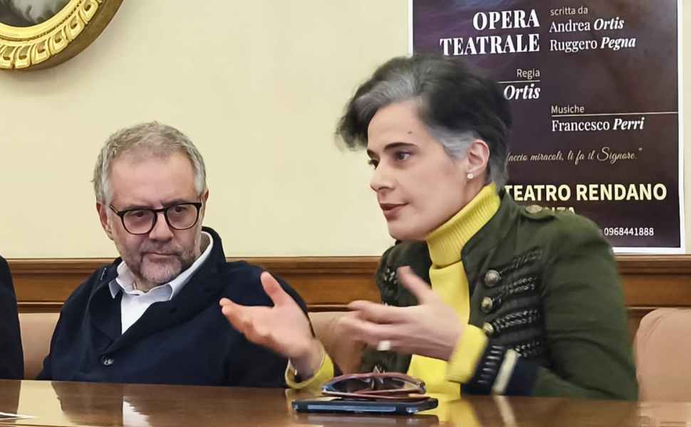 Natuzza Evolo arriva a teatro: a Cosenza la presentazione di "Fortunata di Dio" 53 Natuzza Evolo Fortunata di Dio