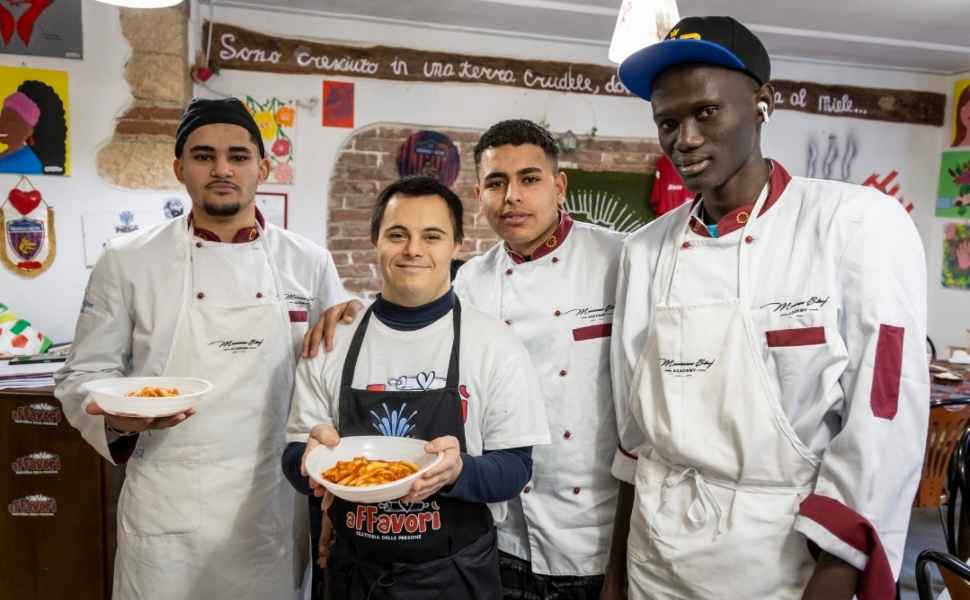 Integrazione, solidarietà e alta cucina, a Cosenza la pasta unisce: migranti e chef insieme ai fornelli 53 Cosenza
