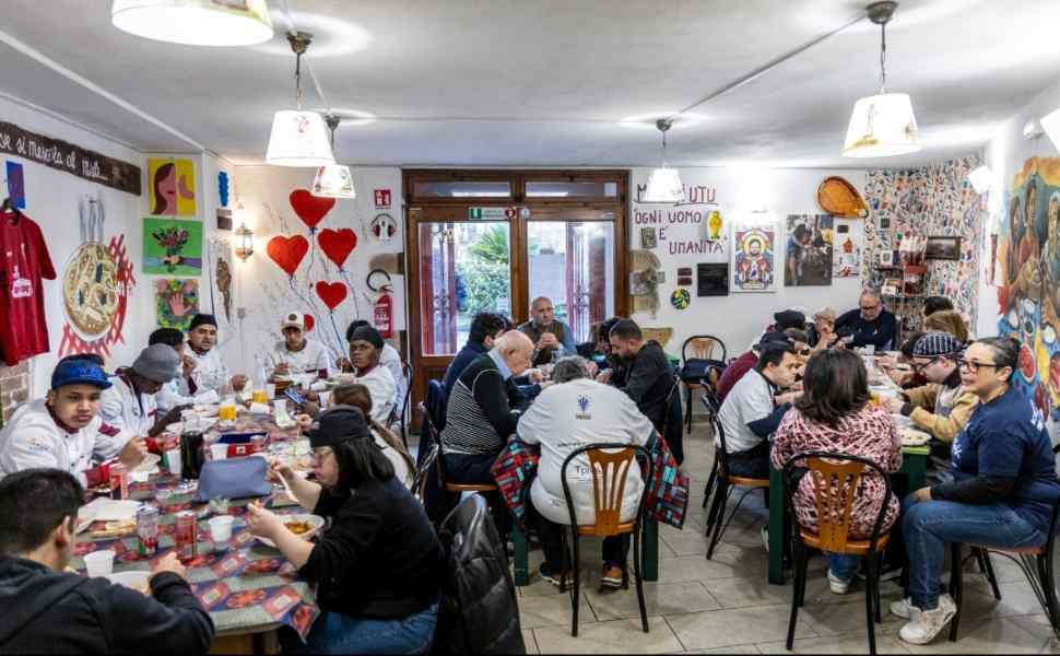 Integrazione, solidarietà e alta cucina, a Cosenza la pasta unisce: migranti e chef insieme ai fornelli 52 Cosenza