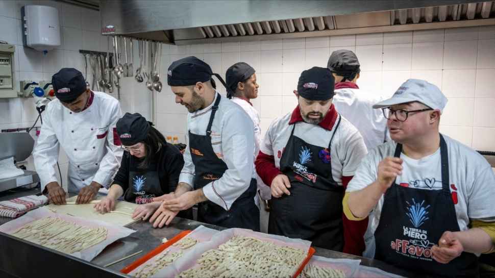 Integrazione, solidarietà e alta cucina, a Cosenza la pasta unisce: migranti e chef insieme ai fornelli 51 Cosenza