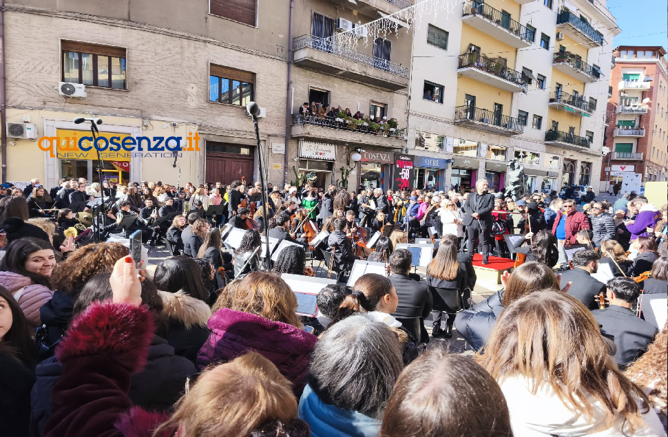 Cosenza canta Sanremo: piazza Kennedy si trasforma in un grande palcoscenico a cielo aperto 51 Cosenza canta Sanremo