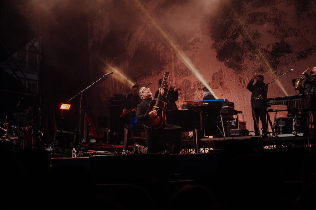 Dario Brunori nel concerto di Piazza dei Bruzi