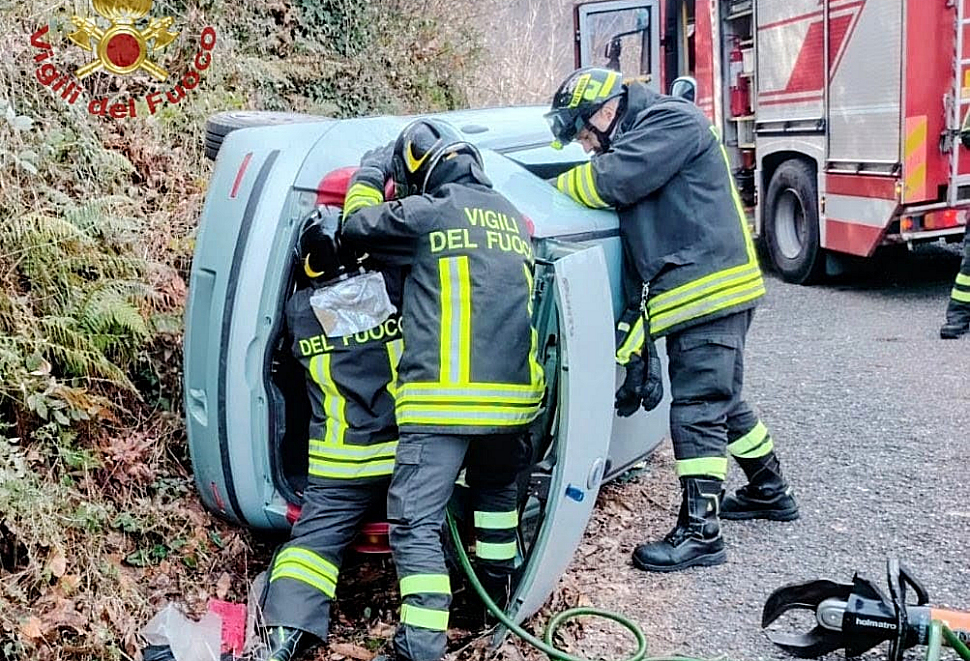 Incidente a Carpanzano: perde il controllo della sua Fiat Punto che si ribalta su un fianco. Ferita 70enne 51 Fiat Punto incidente Carpanzano