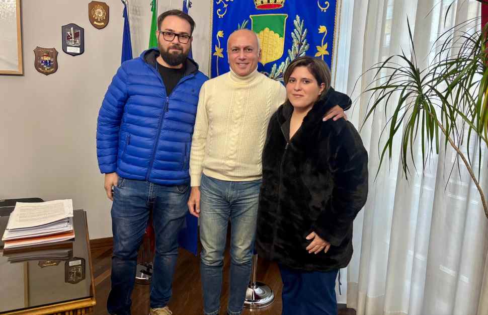 Cosenza, bimbo di 2 anni salvato fuori dalla Calabria. I genitori al sindaco: "Diritto alla salute negato" 51 Franz-Caruso-sindaco-cosenza-ed-i-genitori-di-leonardo