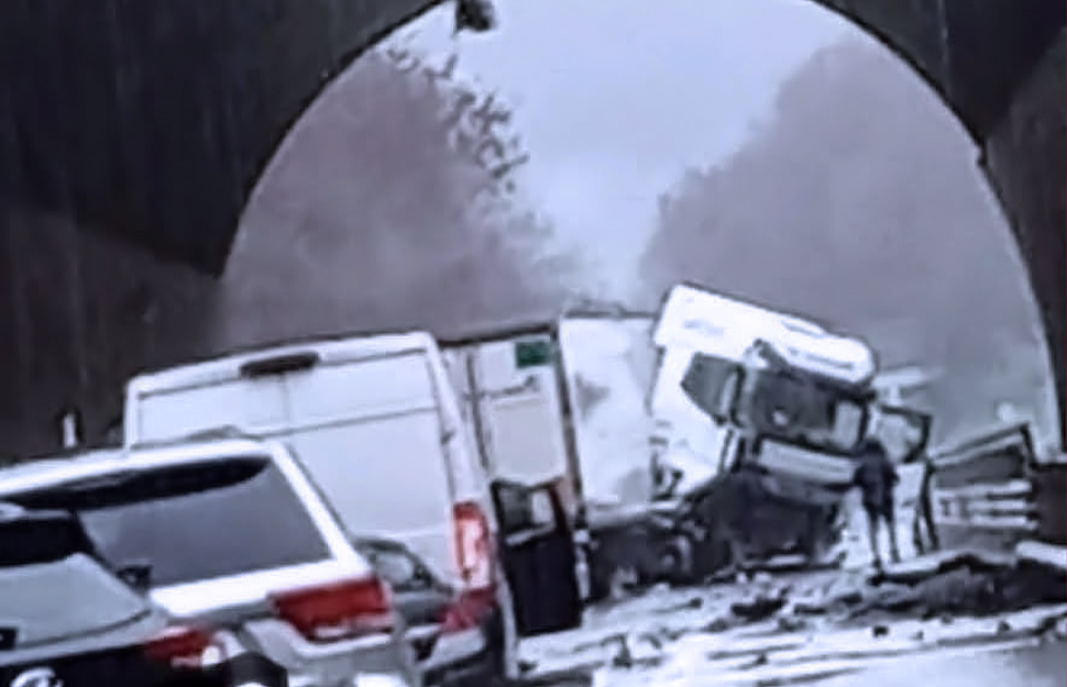 Incidente sull'A2 tra Rogliano e Cosenza. Camion finisce di traverso: traffico paralizzato 52 Incidente A2 Rogliano Cosenza