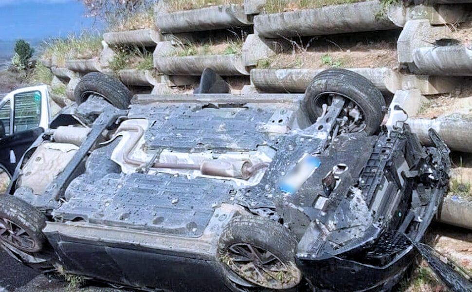 Incidente A2 Tarsia auto si ribalta