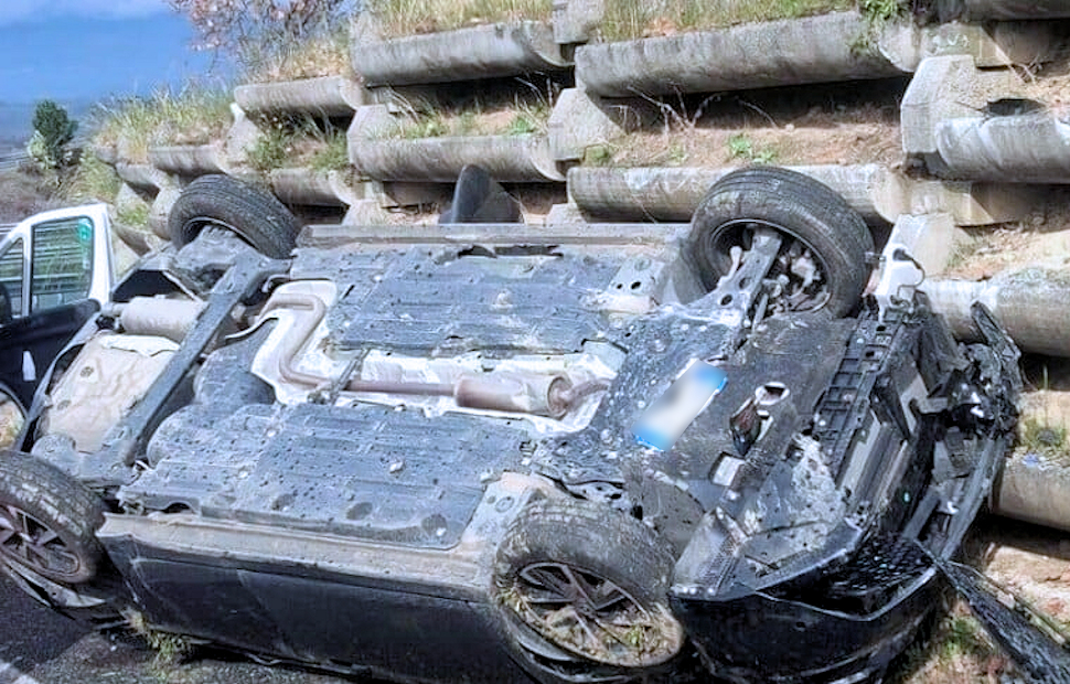 Grave incidente sulla A2 a Tarsia: Opel Astra si ribalta, donna ferita e trasportata a Cosenza in elisoccorso 51 Incidente A2 Tarsia auto si ribalta