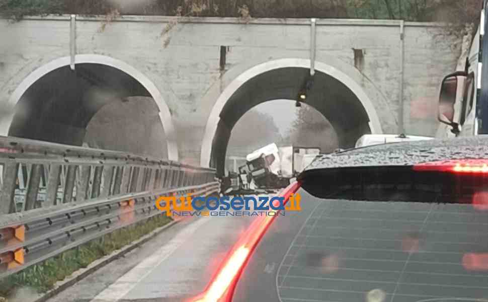 A2: incidente tra Rogliano e Cosenza. Autoarticolato sbanda e finisce di traverso, ferito il conducente 52 incidente Cosenza Rogliano