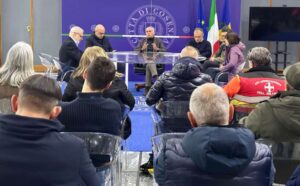 Cosenza, gli ambulanti del mercato di Lungo Busento: «Vogliamo vivere e non sopravvivere» 53 Incontro commercianti Lungo Busento mercato 01