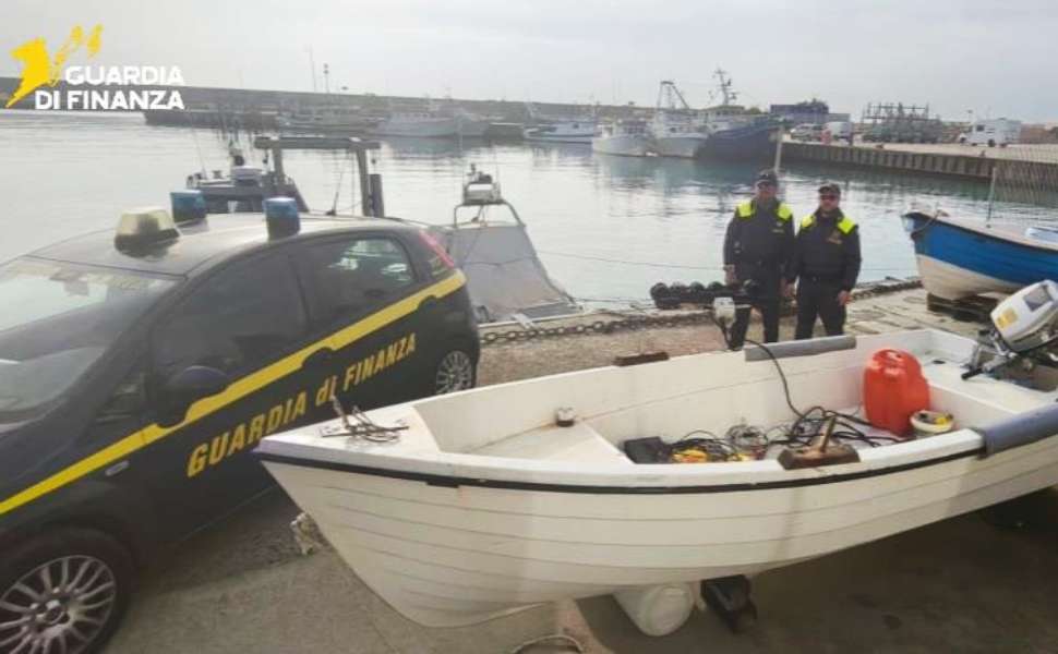 Pesca di frodo lungo il litorale jonico: sequestrati 55 chili di novellame di sarda 52 Pesca frodo guardia finanza novellame 02
