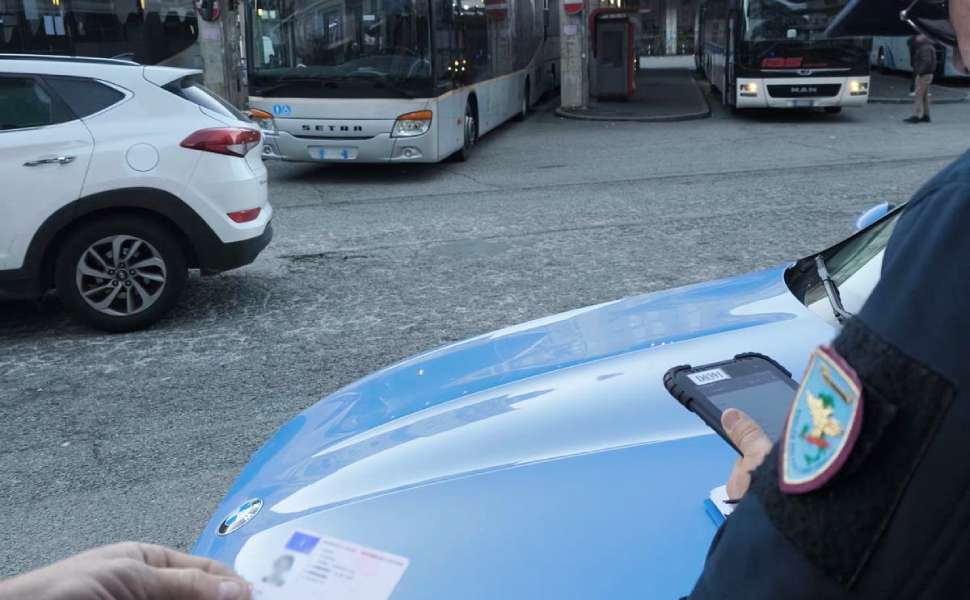 Autostazione di Cosenza, controlli serrati della Polizia: un arresto e oltre 1.200 veicoli verificati 52 Polizia controlli autostazione cosenza 01