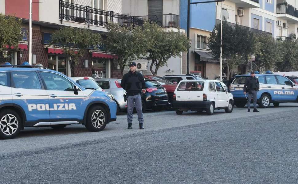 Control room, strade illuminate, presidi, telecamere e colonnine SOS: La roadmap di Mancini per la sicurezza a Cosenza 52 Polizia controlli autostazione cosenza 02