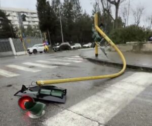 Giornata nera per Cosenza tra forte maltempo e crisi idrica: semaforo e alberi caduti in strada 53 Senza titolo123