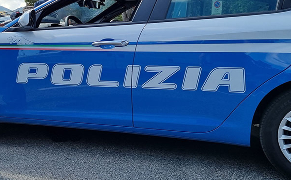 Spaccio - volante polizia - furto profumeria