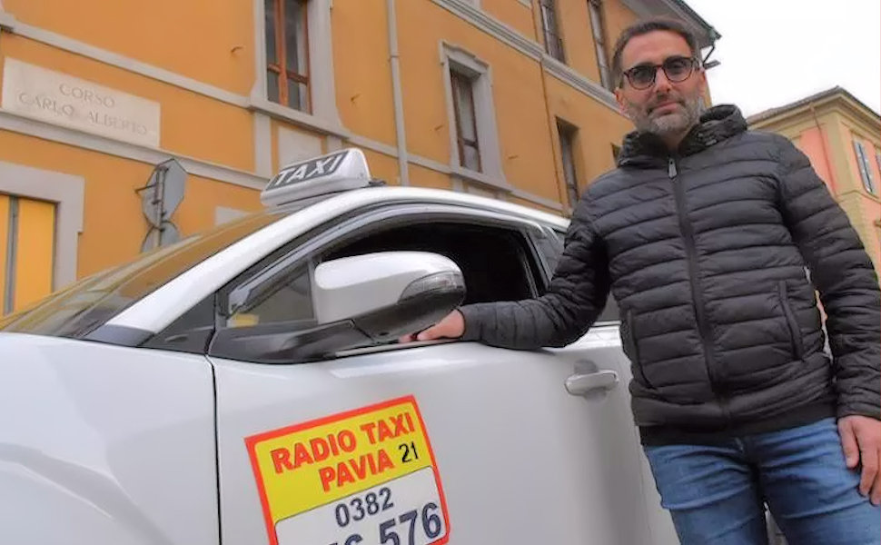 Pedinate dal branco in piena notte: tassista calabrese salva 2 ragazze. La madre «sei speciale» 52 Tassista Calabrese