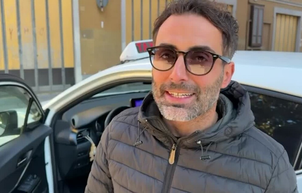 Pedinate dal branco in piena notte: tassista calabrese salva 2 ragazze. La madre «sei speciale» 51 Tassista Calabrese2