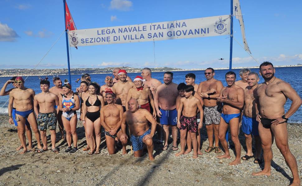 Tuffo di Capodanno: il rito del primo bagno del 2026 tra Diamante, Crotone e Villa San Giovanni 53 Tuffo di Capodanno Villa San Giovanni