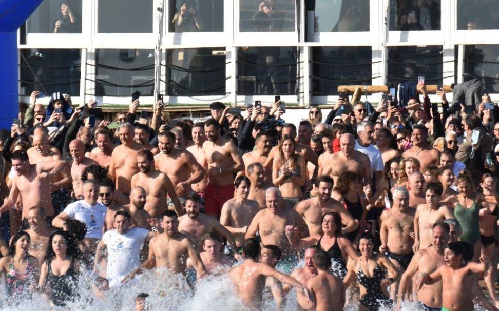Tuffo di Capodanno: il rito del primo bagno del 2026 tra Diamante, Crotone e Villa San Giovanni 52 Tuffo di Capodanno crotone