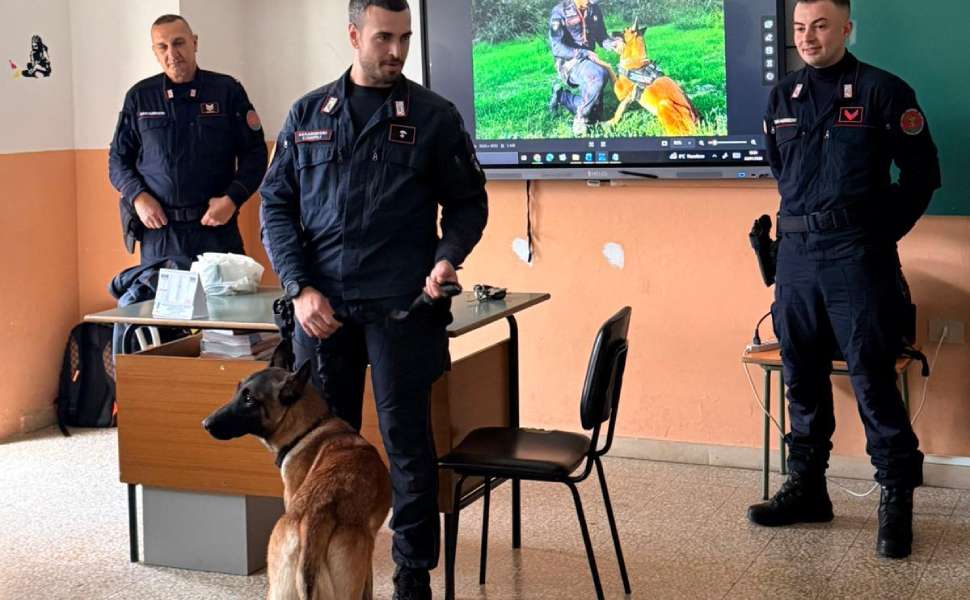 Cani antiveleno scuola - carabinieri 03