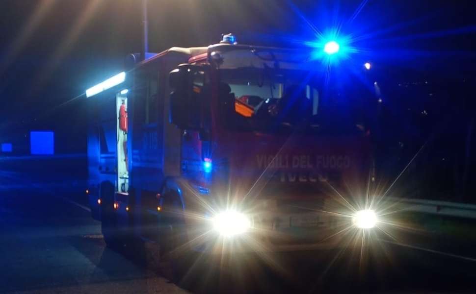 Un altro tragico schianto sulla statale 106: una donna perde la vita, due feriti 52 Vigili del fuoco 106 incidente mortale notte