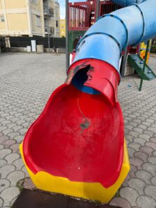 Vandalizzati i giochi sul lungomare di Catanzaro: «Gesto deplorevole ed intollerabile» 54 giochi vandalizzati