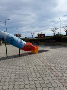 Vandalizzati i giochi sul lungomare di Catanzaro: «Gesto deplorevole ed intollerabile» 53 giochi vandalizzati