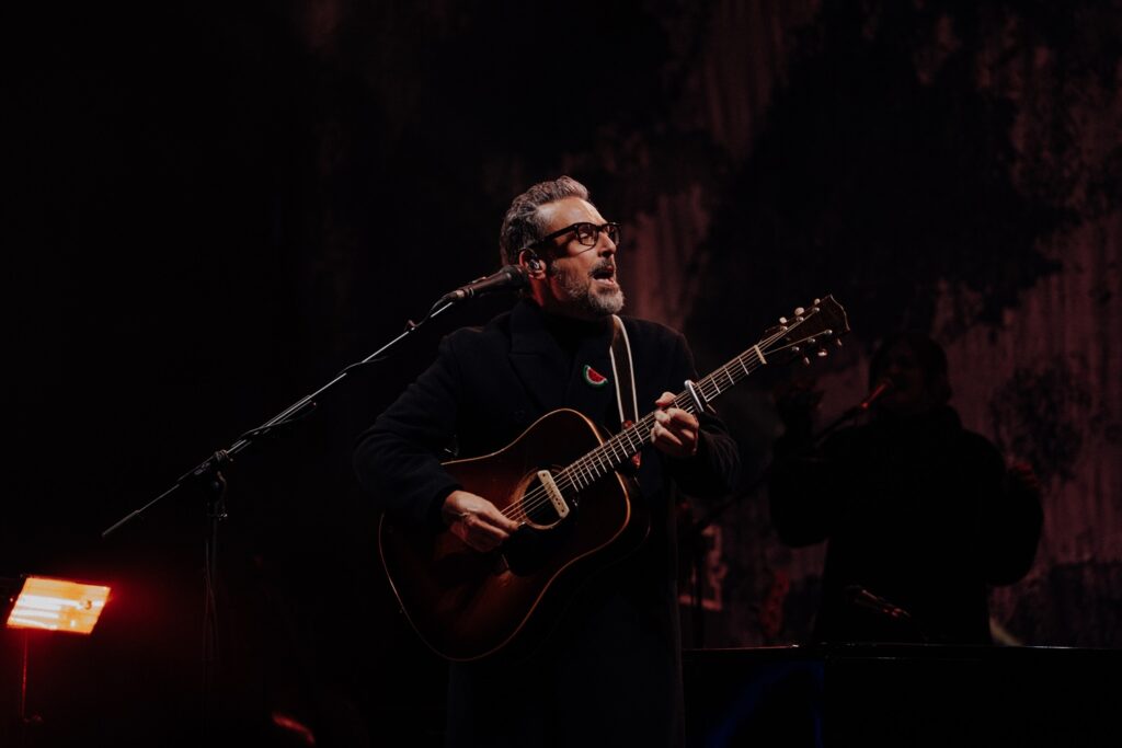ancora unimmagine di Dario Brunori durante il concerto